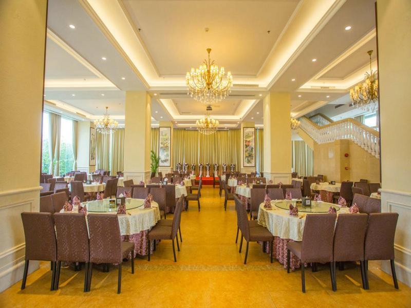 Vienna International Hotel Luogang Wanda Plaza Гуанчжоу Екстер'єр фото